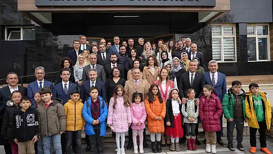 Vali Çeber, depremzede öğrencilere karnelerini dağıttı