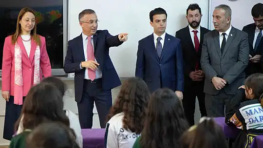 Vali Çeber, depremzede öğrencilere karnelerini dağıttı