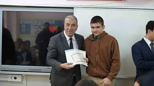 Vali Çeber, depremzede öğrencilere karnelerini dağıttı