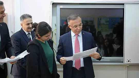 Vali Çeber, depremzede öğrencilere karnelerini dağıttı