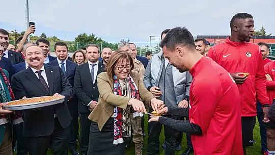 Vali Çeber ile Fatma Şahin'den Gaziantep FK'ya moral ziyareti