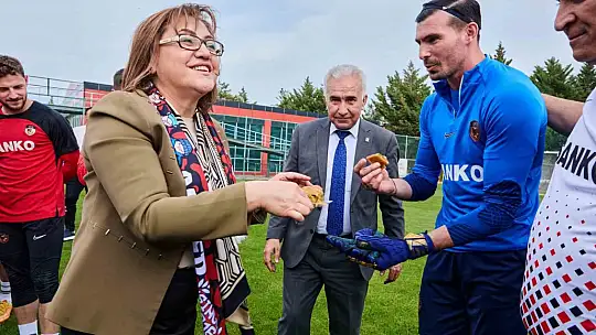 Vali Çeber ile Fatma Şahin'den Gaziantep FK'ya moral ziyareti