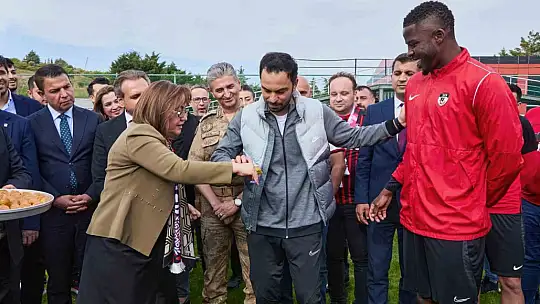 Vali Çeber ile Fatma Şahin'den Gaziantep FK'ya moral ziyareti