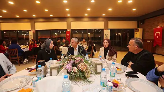 Vali Çeber ve Başkan Tahmazoğlu öğrenciler ile birlikte ecdadı ziyaret ettiler