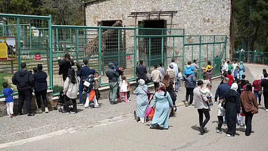Vatandaşlar bayramda Gaziantep Hayvanat Bahçesi'ne akın etti