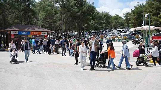 Vatandaşlar bayramda Gaziantep Hayvanat Bahçesi'ne akın etti