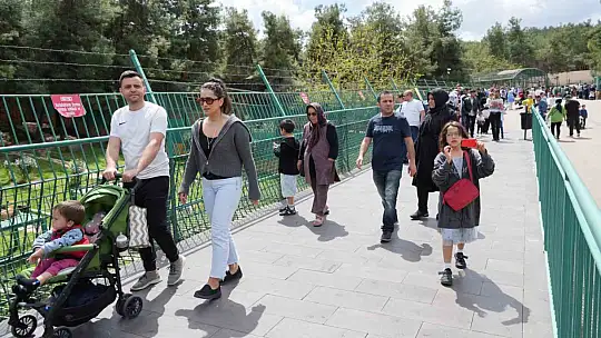 Vatandaşlar bayramda Gaziantep Hayvanat Bahçesi'ne akın etti
