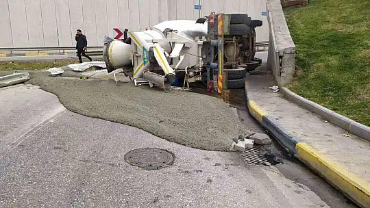Virajı alamayan beton mikseri devrildi, içerisindeki sıvı beton yola döküldü