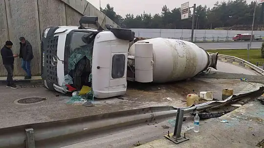 Virajı alamayan beton mikseri devrildi, içerisindeki sıvı beton yola döküldü
