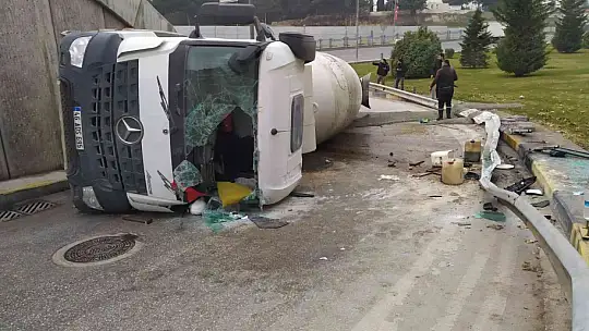 Virajı alamayan beton mikseri devrildi, içerisindeki sıvı beton yola döküldü