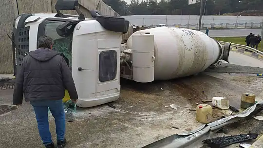 Virajı alamayan beton mikseri devrildi, içerisindeki sıvı beton yola döküldü