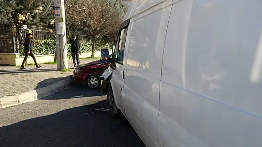 Virajı alamayan otomobil başka bir araca çarptı: 4 yaralı