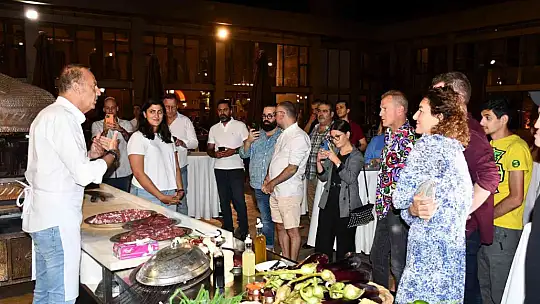 Yabancı şeflere kebap yapmayı öğretti