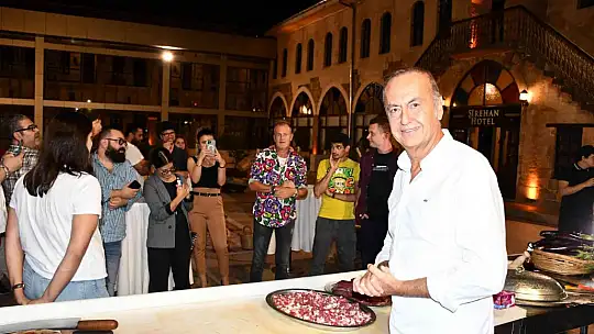 Yabancı şeflere kebap yapmayı öğretti