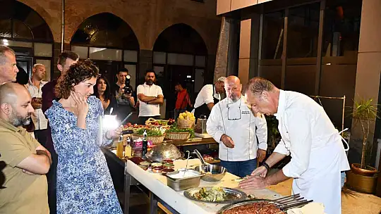 Yabancı şeflere kebap yapmayı öğretti