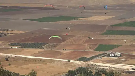 Yamaç paraşütü festivalinde adrenalin dolu anlar yaşandı