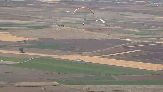 Yamaç paraşütü festivalinde adrenalin dolu anlar yaşandı