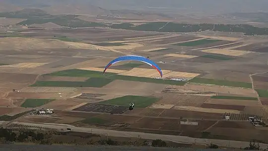 Yamaç paraşütü festivalinde adrenalin dolu anlar yaşandı