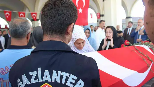 Yangında hayatını kaybeden itfaiye eri son yolcuğuna uğurlandı