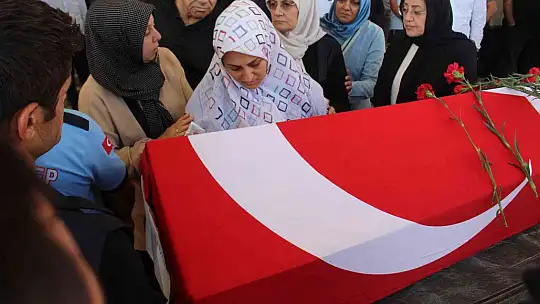 Yangında hayatını kaybeden itfaiye eri son yolcuğuna uğurlandı