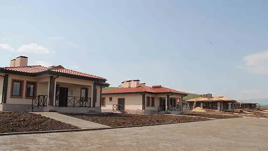 Yapımı tamamlanan köy evlerini Cumhurbaşkanı Erdoğan depremzelere teslim edecek