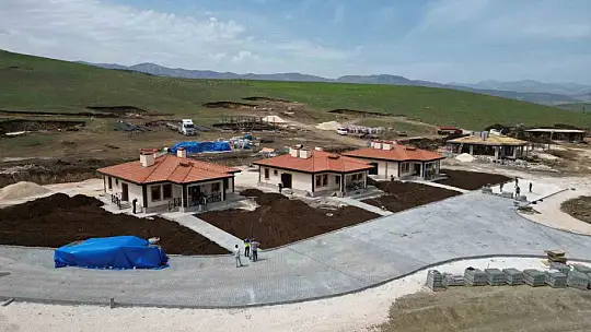 Yapımı tamamlanan köy evlerini Cumhurbaşkanı Erdoğan depremzelere teslim edecek