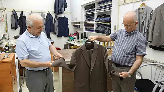 Yarım asırdır aynı iş yerinde terzilik yaparak mesleği ayakta tutuyorlar