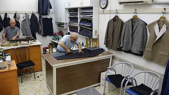 Yarım asırdır aynı iş yerinde terzilik yaparak mesleği ayakta tutuyorlar