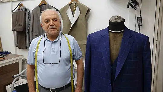 Yarım asırdır aynı iş yerinde terzilik yaparak mesleği ayakta tutuyorlar
