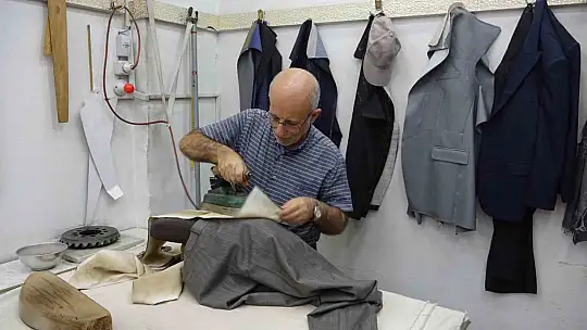 Yarım asırdır aynı iş yerinde terzilik yaparak mesleği ayakta tutuyorlar