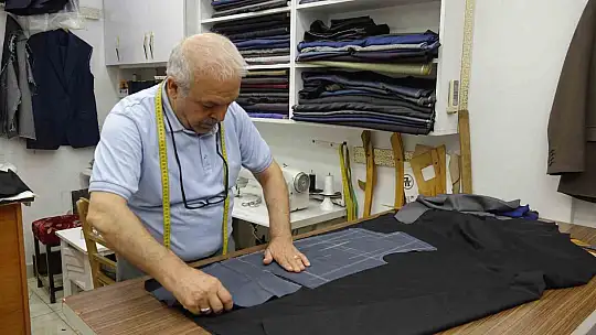 Yarım asırdır aynı iş yerinde terzilik yaparak mesleği ayakta tutuyorlar