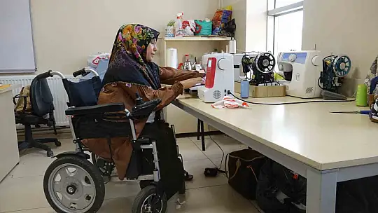 Yaşadığı zorlukları ve engelini giyim kursu sayesinde aşıyor