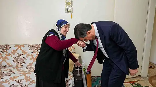 Yaşlıların yüzü vefa ziyaretleri ile gülüyor