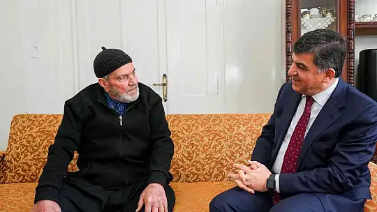Yaşlıların yüzü vefa ziyaretleri ile gülüyor