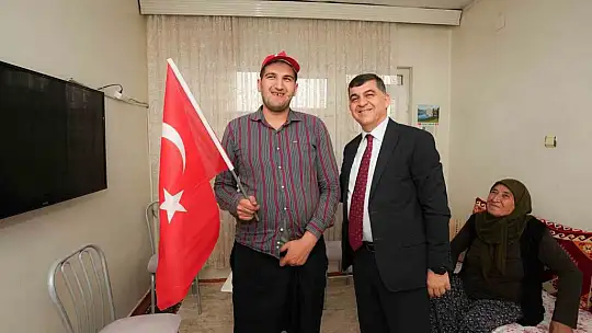 Yaşlıların yüzü vefa ziyaretleri ile gülüyor