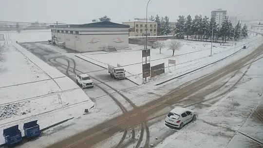 Yavuzeli'nde yılın ilk kar yağışı başladı