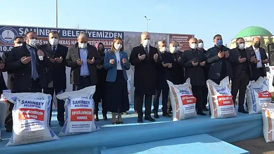 Gaziantep'te yem dağıtımında yağmur için dua edildi
