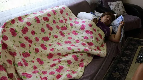 Yengesini tehdit etti, üzerine araç sürdü yetmedi baltayla saldırdı