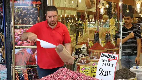 Yeni sezon mahsulü 'ben fıstıklar' tezgahlardaki yerini aldı