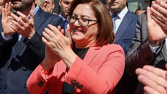 Yeniden seçilen Başkan Fatma Şahin, yeni döneminin ilk gününde coşkuyla karşılandı