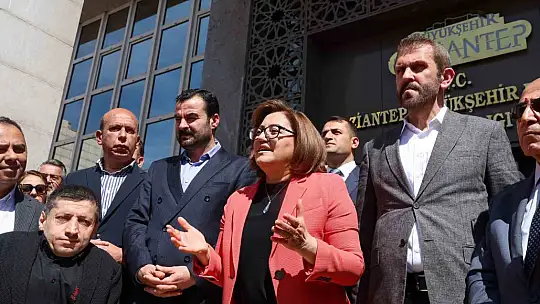 Yeniden seçilen Başkan Fatma Şahin, yeni döneminin ilk gününde coşkuyla karşılandı