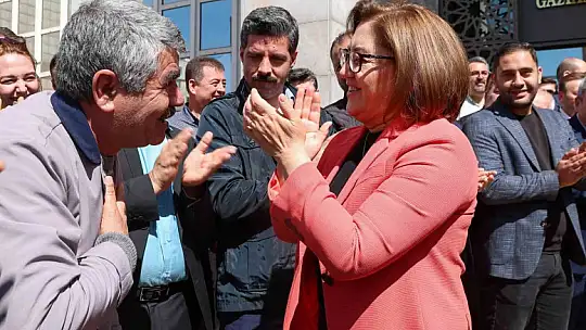 Yeniden seçilen Başkan Fatma Şahin, yeni döneminin ilk gününde coşkuyla karşılandı