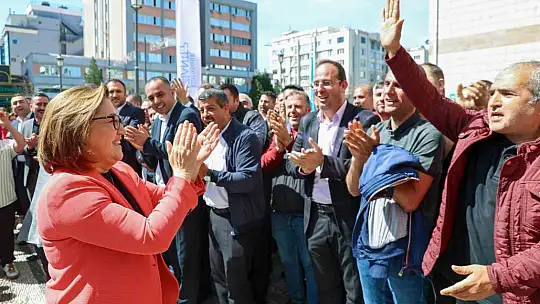 Yeniden seçilen Başkan Fatma Şahin, yeni döneminin ilk gününde coşkuyla karşılandı