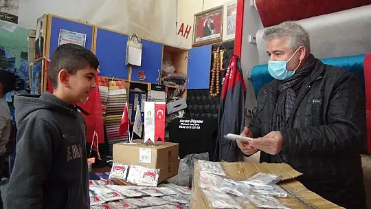 Yerden maske alıp kullanan yaşlıyı gördü 24 bin maske dağıttı