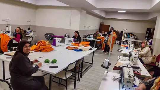 Yetim anneleri, afetzede çocuklar için üretiyorlar