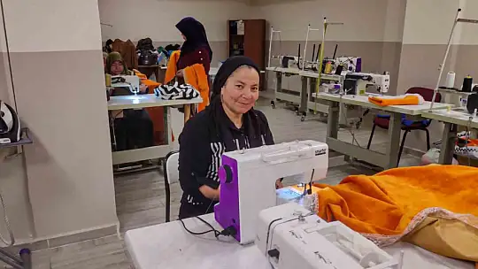 Yetim anneleri, afetzede çocuklar için üretiyorlar