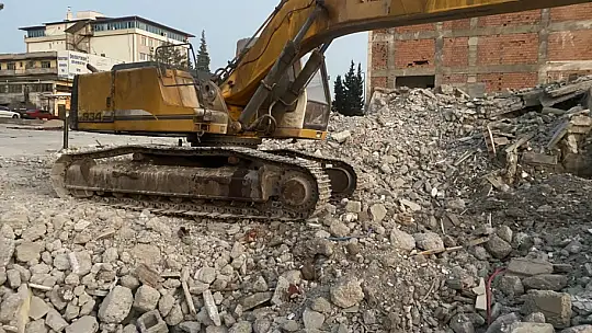 Yıkım çalışması esnasında işçi ekskavatörün altında kaldı