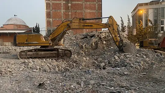 Yıkım çalışması esnasında işçi ekskavatörün altında kaldı