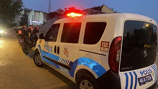 Yıkım çalışması esnasında işçi ekskavatörün altında kaldı