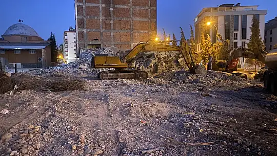 Yıkım çalışması esnasında işçi ekskavatörün altında kaldı